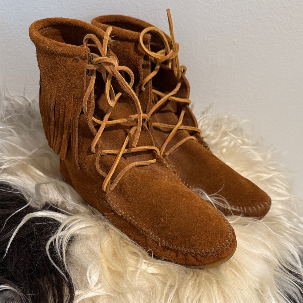 Minnetonka Women's Tan Suede Fringe Moccasins